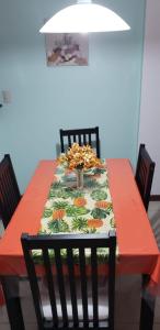 - une table à manger rouge avec une nappe rouge dans l'établissement ACONCHEGO A BEIRA MAR, à Rio de Janeiro