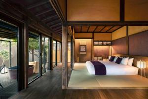 Rúm í herbergi á Nazuna Obi Onsen Resort