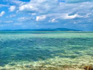 a view of the ocean from the shore at Travelers House おーさんてぃん青空舎 in Taketomi