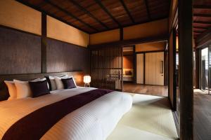 Rúm í herbergi á Nazuna Obi Onsen Resort