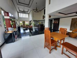 a dining room with a table and chairs at Ariya inn Chiangrai in Chiang Rai
