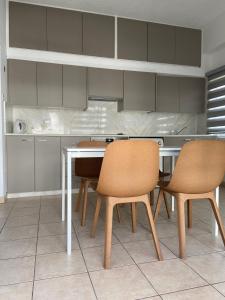 une cuisine avec une table blanche et deux chaises dans l'établissement 2 Bedroom apartment in Nicosia's center-11, à Nicosie