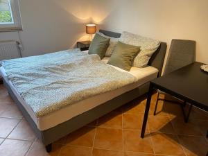 - un lit dans une chambre avec une table dans l'établissement Gemütliches Apartment in attraktiver Lage, à Göttingen