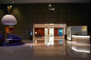 - un hall d'un immeuble avec un couloir et un canapé dans l'établissement InterContinental Seoul COEX, an IHG Hotel, à Séoul