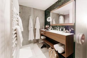 W łazience znajduje się umywalka i lustro. w obiekcie zumOXN w mieście Laufen