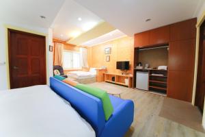 A television and/or entertainment centre at Dong Shan He B&B