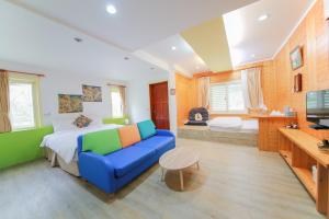 A television and/or entertainment centre at Dong Shan He B&B