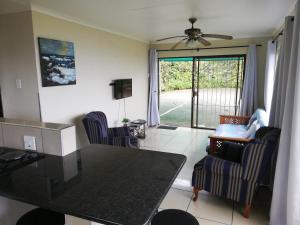 ein Wohnzimmer mit einer Küche mit Stühlen und einem Tisch in der Unterkunft Surf and Sand - Breakerview in Margate