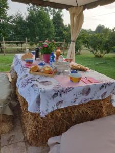 una mesa cubierta de heno con comida. en La diligenza, en Tagliolo Monferrato