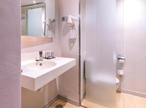 a bathroom with a sink and a shower at Hotel Madanis in Barcelona