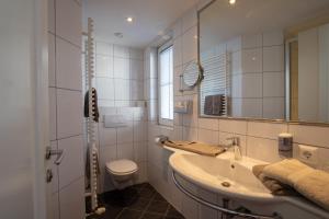 Kúpeľňa v ubytovaní The Hotel - himmlisch wohlfühlen + 37 fotografií