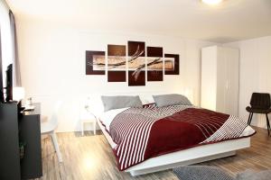 ein Schlafzimmer mit einem Bett und einige Bilder an der Wand in der Unterkunft Hotel Goldener Löwe in Einbeck