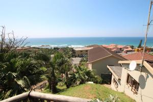 una vista sull'oceano dal balcone di una casa di Surf and Sand - Breakerview a Margate