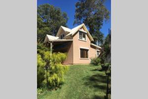 uma casa vista do pátio em Lower Mountains Retreat em Warrimoo