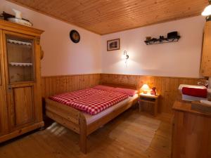 a bedroom with a bed with a red blanket at Ferienwohnung Heimatgefühl Thalheim in Leibertingen