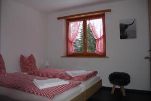 a bedroom with a bed and a window at Erezsässhütte in Klosters