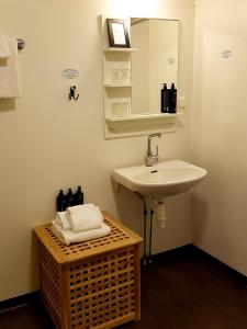 La salle de bains est pourvue d'un lavabo et d'un miroir. dans l'établissement Ulvsby Herrgård, à Sunne