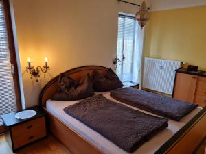 Un dormitorio con una cama grande con almohadas. en Ferienwohnung Salburg,Tröpolach, en Tröpolach