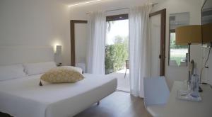 Łóżko lub łóżka w pokoju w obiekcie Son Corb Boutique Hotel