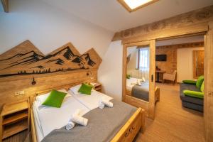 una camera con due letti e un grande specchio di Hotel Eco Tatry Holiday& Spa a Kościelisko