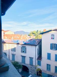 ein Blick auf eine Gruppe von Gebäuden in einer Stadt in der Unterkunft Loggiato Tassis Charme&Relax in Bergamo