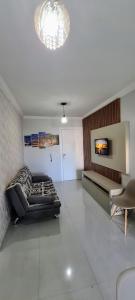 uma grande sala de estar com um sofá e uma mesa em Apartamento aconchegante próximo a tudo em Piratuba Oeste Catarinense em Piratuba