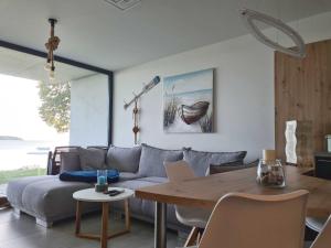sala de estar con sofá y mesa de madera en Haus Besch - Apartment "Casa del Mar", en Alt Reddevitz