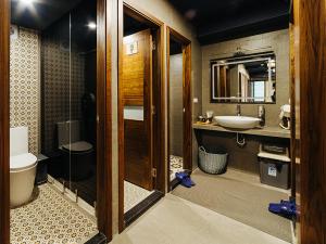 un bagno con un water e un lavandino di Ha Noi Re Hostel a Hanoi