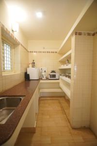eine Küche mit einer Spüle und einer Arbeitsplatte in der Unterkunft Cliffhanger Retreat in Yercaud