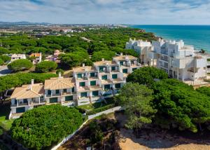 una vista aérea de un gran edificio de apartamentos en Villa Moises, en Albufeira