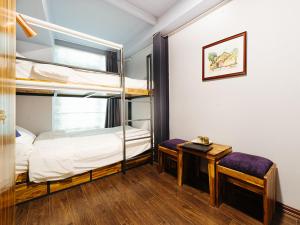 Letto o letti in una camera di Ha Noi Re Hostel