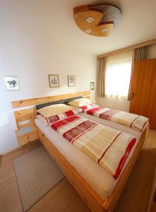 ein Schlafzimmer mit einem großen Bett in einem Zimmer in der Unterkunft Appartement Else in Bad Kleinkirchheim