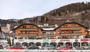 um grande edifício com carros estacionados em frente em Appartement Else em Bad Kleinkirchheim