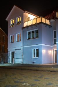 ein weißes Gebäude mit einem Balkon darauf in der Unterkunft Appartement Fienchen 1 SZ Terrasse by Unsere Urlaubszeit in Kellenhusen