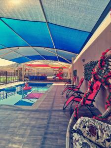 Bazén v ubytování Al Massah Hostel إستراحة الماسة nebo v jeho okolí