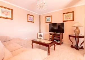 Telewizja i/lub zestaw kina domowego w obiekcie Spectacular views of the sea, Punta Lara, Nerja, Nº7