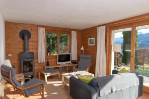 a living room with a couch and a fireplace at Chalet Lyngen in Leysin
