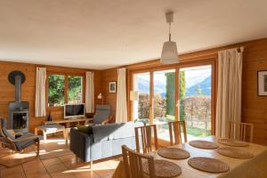 a living room with a couch and a table at Chalet Lyngen in Leysin