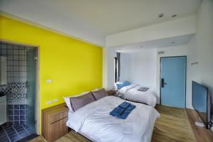 Una cama o camas en una habitación de 東莒 找茶複合式民宿-連江縣民宿199號