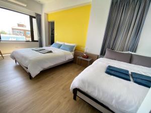 Una cama o camas en una habitación de 東莒 找茶複合式民宿-連江縣民宿199號