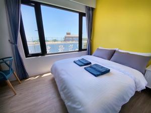 Una cama o camas en una habitación de 東莒 找茶複合式民宿-連江縣民宿199號