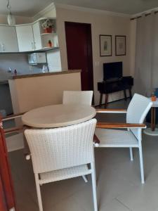 uma cozinha com mesa e cadeiras e um piano em Apto. 100m da feirinha da beira mar em Fortaleza