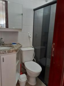 y baño con aseo, lavabo y ducha. en Apto. 100m da feirinha da beira mar en Fortaleza
