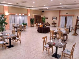 un salón de banquetes con mesas y sillas y un salón de baile en Agroturismo Finca Son Amora, en Palma de Mallorca