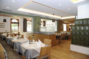 une salle à manger avec des tables et des chaises dans un restaurant dans l'établissement Gasthof Hotel Andlwirt, à Sankt Andrä im Lungau