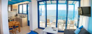 kuchnia i salon z widokiem na ocean w obiekcie Iris Villas w mieście Spárton
