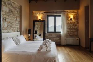 Postel nebo postele na pokoji v ubytování Levidi Suites