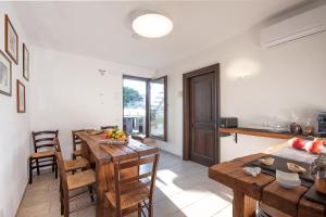 a kitchen and dining room with a table and chairs at B&B Casanita in Vieste