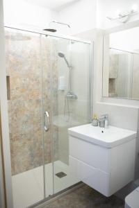 Ванна кімната в Apartments Roman