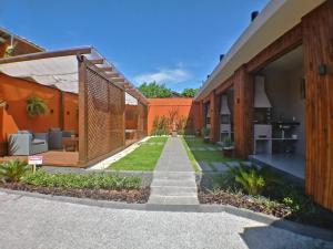 - Vistas externas a una casa con jardín en Pousada Village Ubud, en Guarda do Embaú